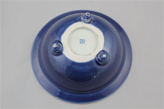 A Chinese blue and white tripod bowl, 18th / 19th century, 20cm.